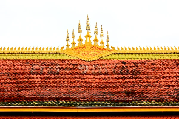 Крыша храма в Лаосе — стоковое фото