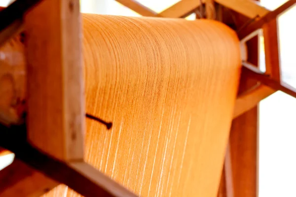Jedwab ręcznie tkane i drewna — Zdjęcie stockowe