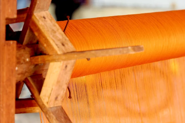 手织丝绸和木头 — 图库照片