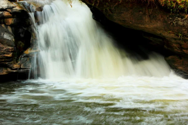 A cachoeira flui pelas rochas — Fotografia de Stock