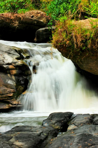 The waterfall flows down the rocks — Stock Photo, Image