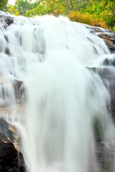 The waterfall flows from a steep cliff — Stock Photo, Image