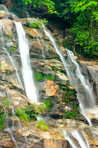 険しい崖から流れる滝 — ストック写真
