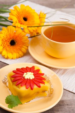 Pastalı Çay ve Gerberas Çiçekleri
