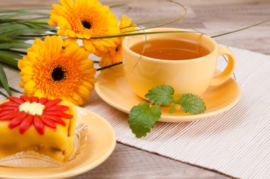 Pastalı Çay ve Gerberas Çiçekleri