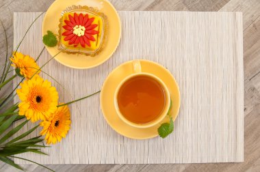 Pastalı Çay ve Gerberas Çiçekleri