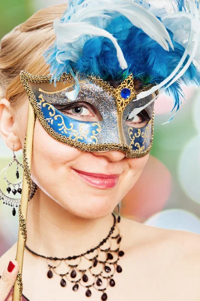 Mladá žena v karnevalové masce — Stock fotografie
