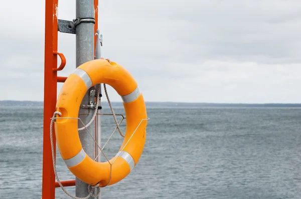 海の背景に救命浮輪リング — ストック写真