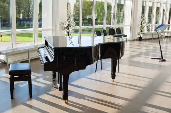 Grand piano in the hall shined by the sun — Stock Photo, Image