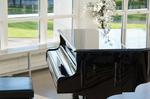 Grand piano in the hall shined by the sun — Stock Photo, Image