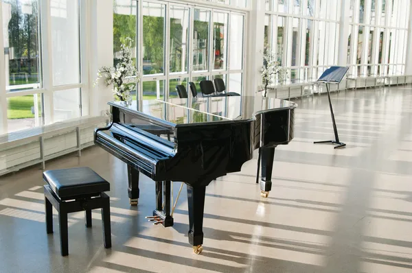 在大厅里的太阳光辉的钢琴 — 图库照片#