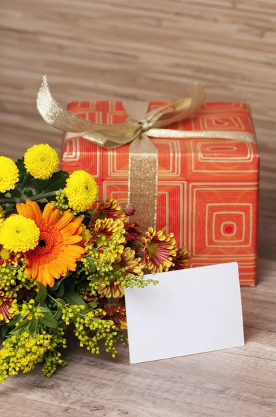 Giftbox και ένα μπουκέτο λουλούδια — Φωτογραφία Αρχείου