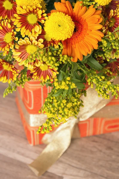 Giftbox ve bir buket çiçek — Stok fotoğraf