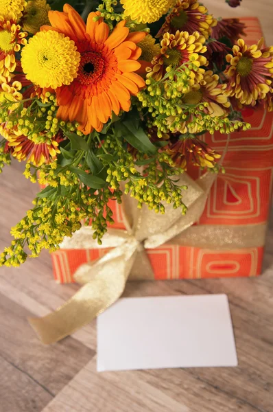 Coffret cadeau et un bouquet de fleurs — Photo
