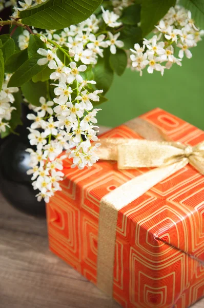 Branch blossoming a spring tree and a box with a gift — Stock Photo, Image