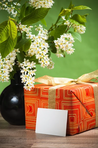Ramo florescendo uma árvore de primavera e uma caixa com um presente — Fotografia de Stock