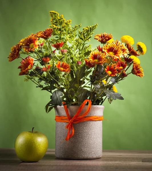 Ramo de flores de verano en un jarrón, primer plano — Foto de Stock
