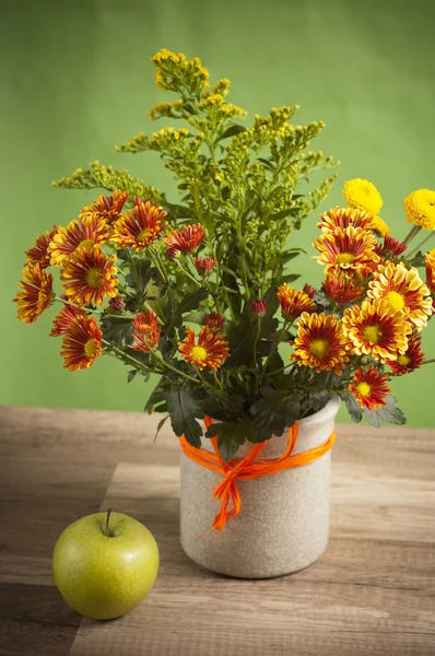 Buquê de flores de verão em um vaso, close-up — Fotografia de Stock