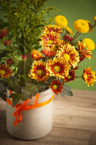 Mazzo di fiori estivo in un vaso, primo piano — Foto Stock