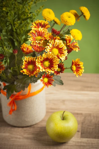 Ramo de flores de verano en un jarrón, primer plano — Foto de Stock