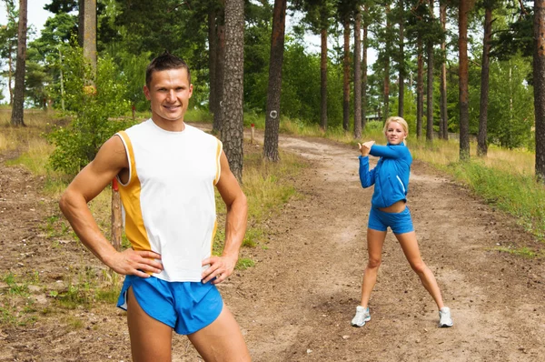 Young are engaged in fitness outdoors — Stock Photo, Image
