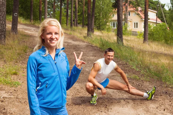 Ungdomar är engagerade i fitness utomhus — Stockfoto