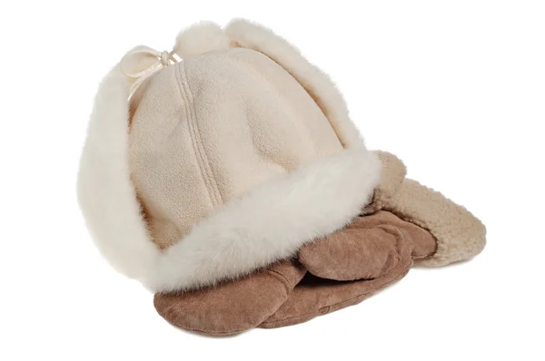 Chapéu de pele de inverno feminino e mitenes, isolado em branco — Fotografia de Stock