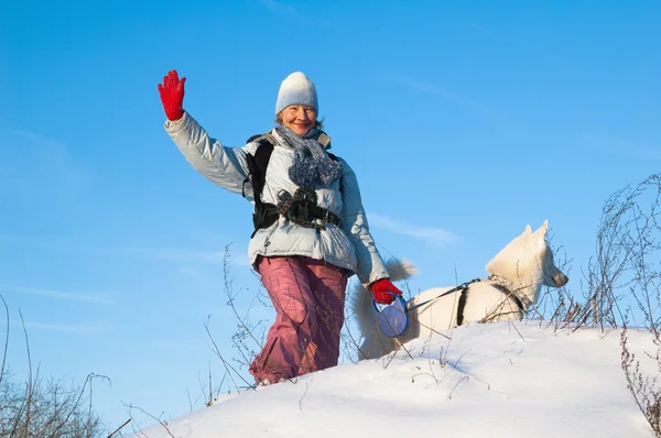 Kobieta z psem na spacer zimą — Zdjęcie stockowe