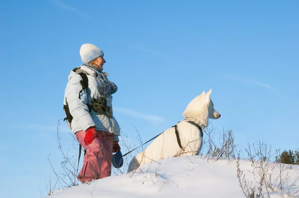 Kobieta z psem na spacer zimą — Zdjęcie stockowe