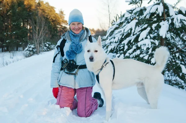 La mujer con el perro en invierno al paseo —  Fotos de Stock