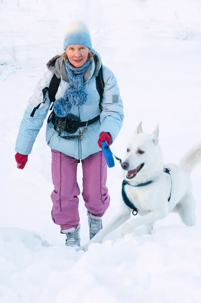 La femme avec un chien en hiver en promenade — Photo