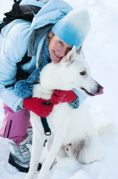 Kvinnan med en hund i vinter på promenad — Stockfoto