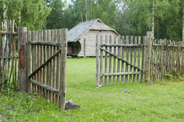 Stare drewniane ogrodzenie na wsi — Zdjęcie stockowe