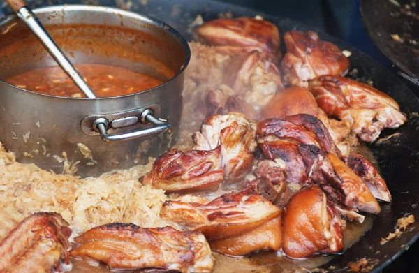 Geschmortes Schweinefleisch mit Sauerkraut — Stockfoto