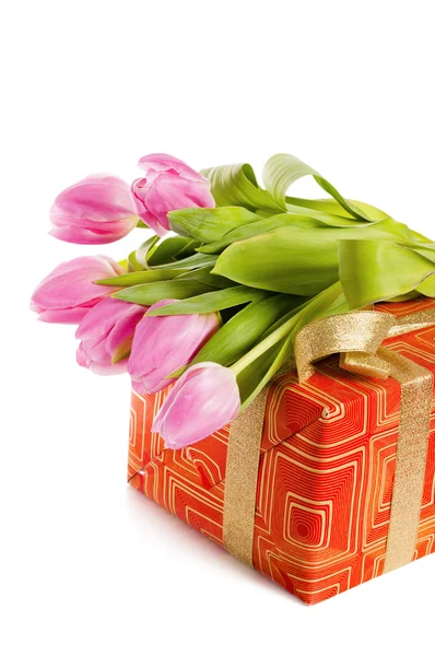 Tulipanes rosados y caja de regalo, se aísla en blanco — Foto de Stock