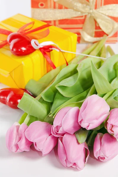 Różowe tulipany i pudełko — Zdjęcie stockowe
