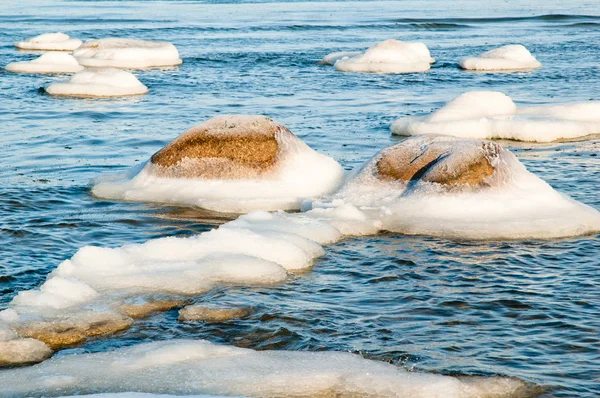 Pedras cobertas de gelo ao longo das margens do Mar Báltico — Fotografia de Stock