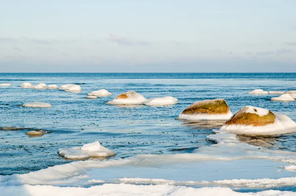 Eisbedeckte Steine an den Ufern der Ostsee — Stockfoto