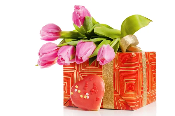 Roze tulpen en de doos van de gift, het is geïsoleerd op wit — Stockfoto