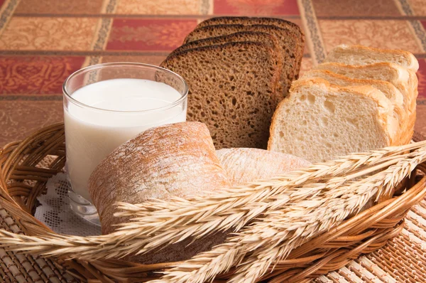 Pan, panecillos y un vaso de leche — Foto de Stock