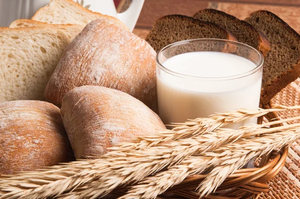 Bröd, frallor och ett glas mjölk — Stockfoto