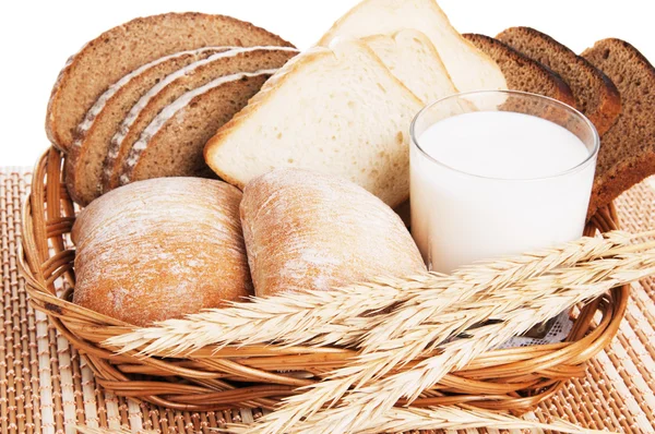 Pan, panecillos y un vaso de leche — Foto de Stock