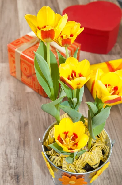 Es rojo tulipanes amarillos y cajas de regalo, un primer plano —  Fotos de Stock