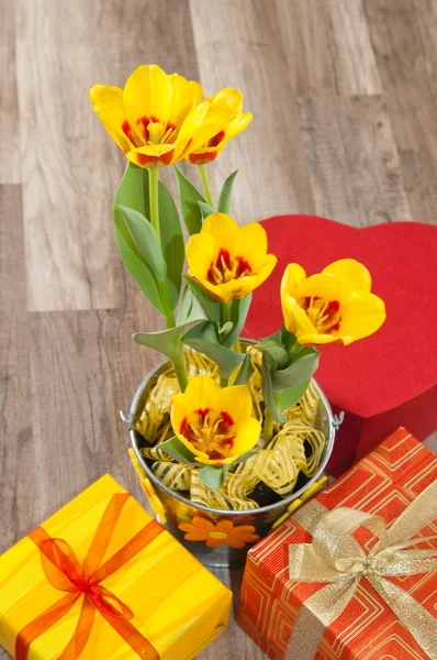Es sind rote gelbe Tulpen und Geschenkboxen, eine Nahaufnahme — Stockfoto