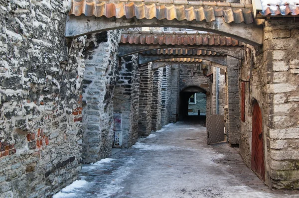 Starożytne wąskiej uliczce w Tallinnie — Zdjęcie stockowe
