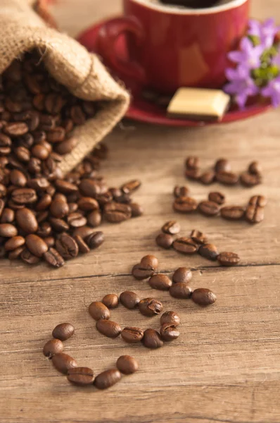 Grains of coffee on a wooden surface — Stock Photo, Image