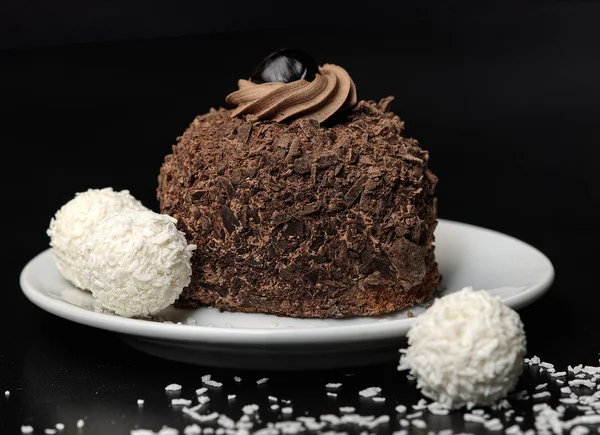 Schokoladenkuchen mit Kopfgeldbällchen und Schokoladencreme — Stockfoto