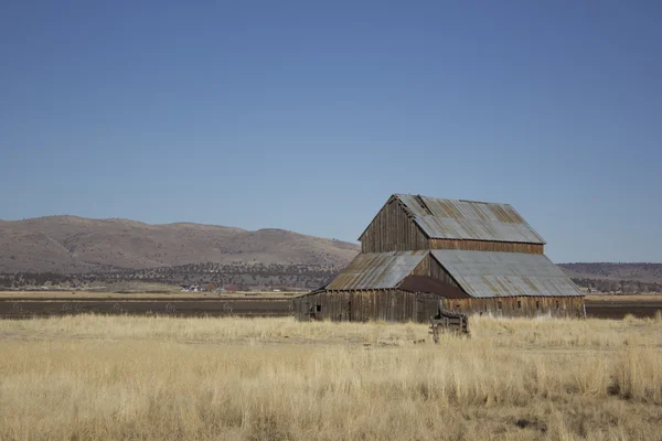 Antiguo granero con cielo azul — Foto de Stock