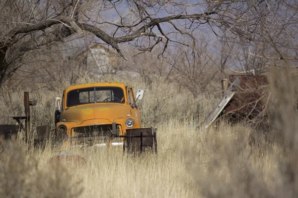 오래 된 버려진된 오렌지 트럭 — 스톡 사진