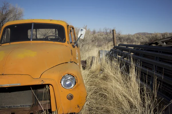 Gamla övergivna orange lastbil — Stockfoto